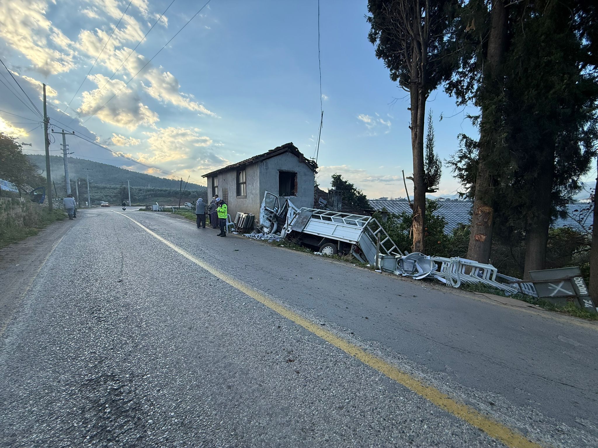 Seydikemer’de Kamyonet Kazası: 19 Yaşındaki Genç Sürücü, Hayatını Kaybetti