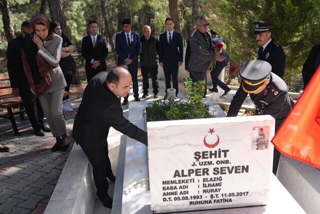 Seydikemer Protokolü Şehitlerimizin Kabirlerini Ziyaret Etti