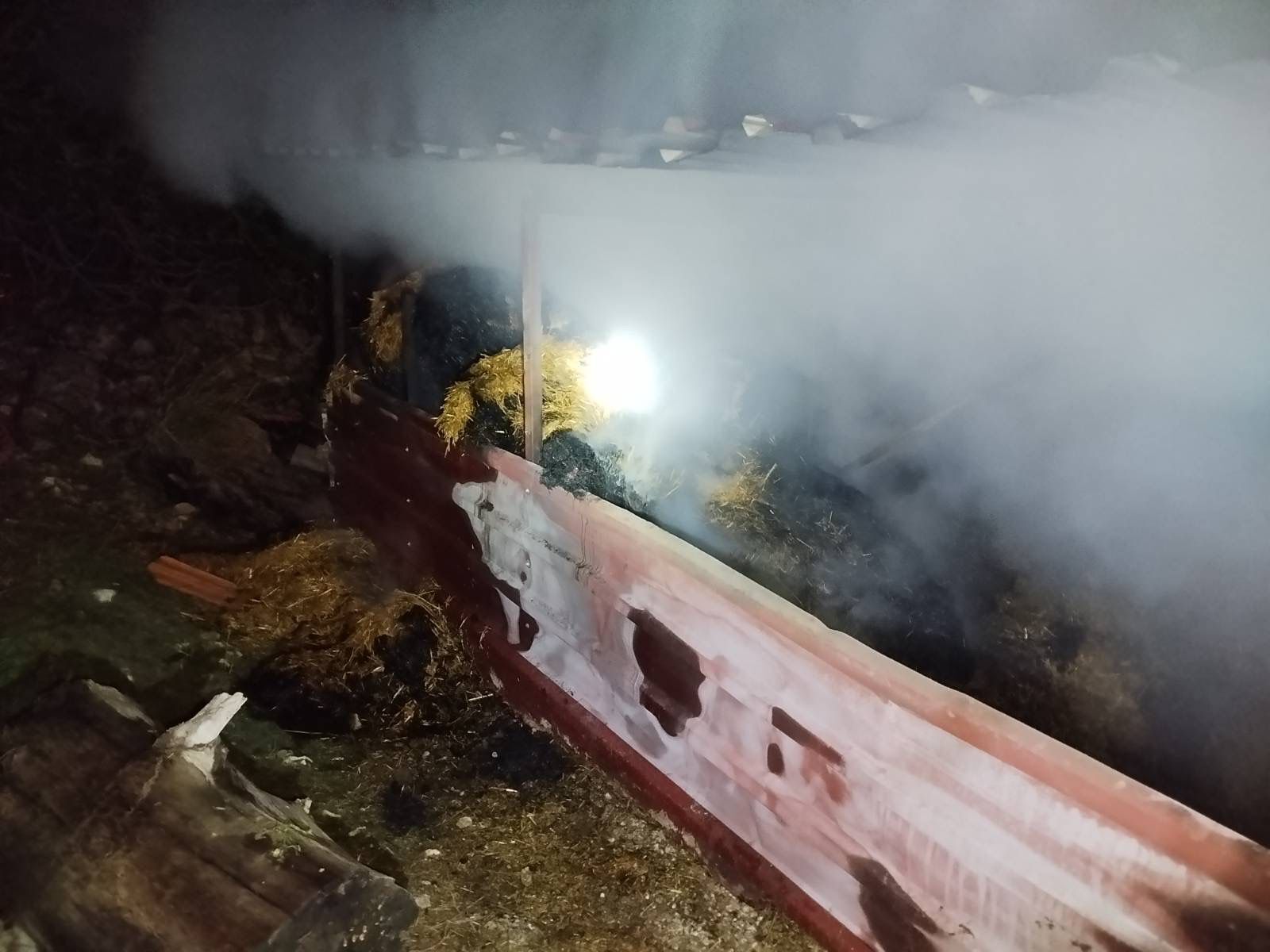 Seydikemer’de Ahır Yangını: 700 Saman Balyası Kül Oldu