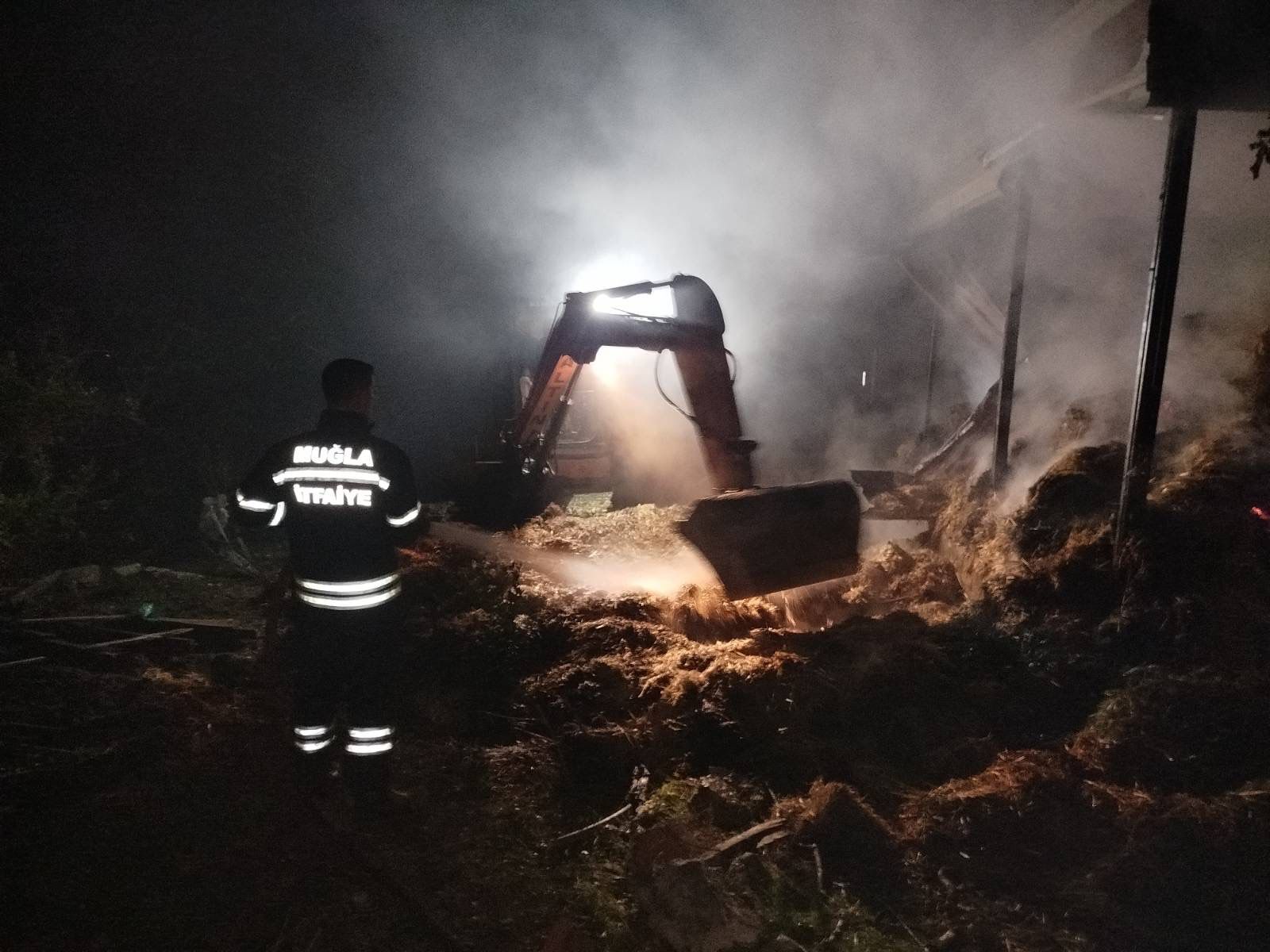 Seydikemer’de Ahır Yangını: 700 Saman Balyası Kül Oldu