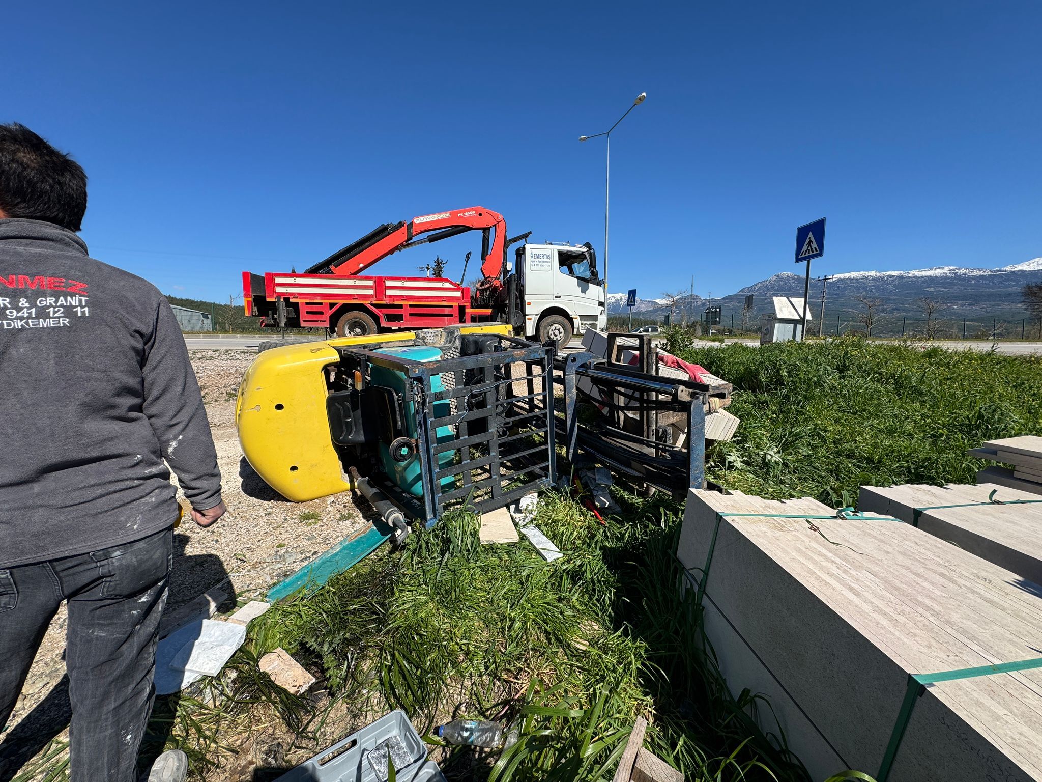 Forklift Devrilmesi Sonucu, 1 Kişi Ağır Yaralandı