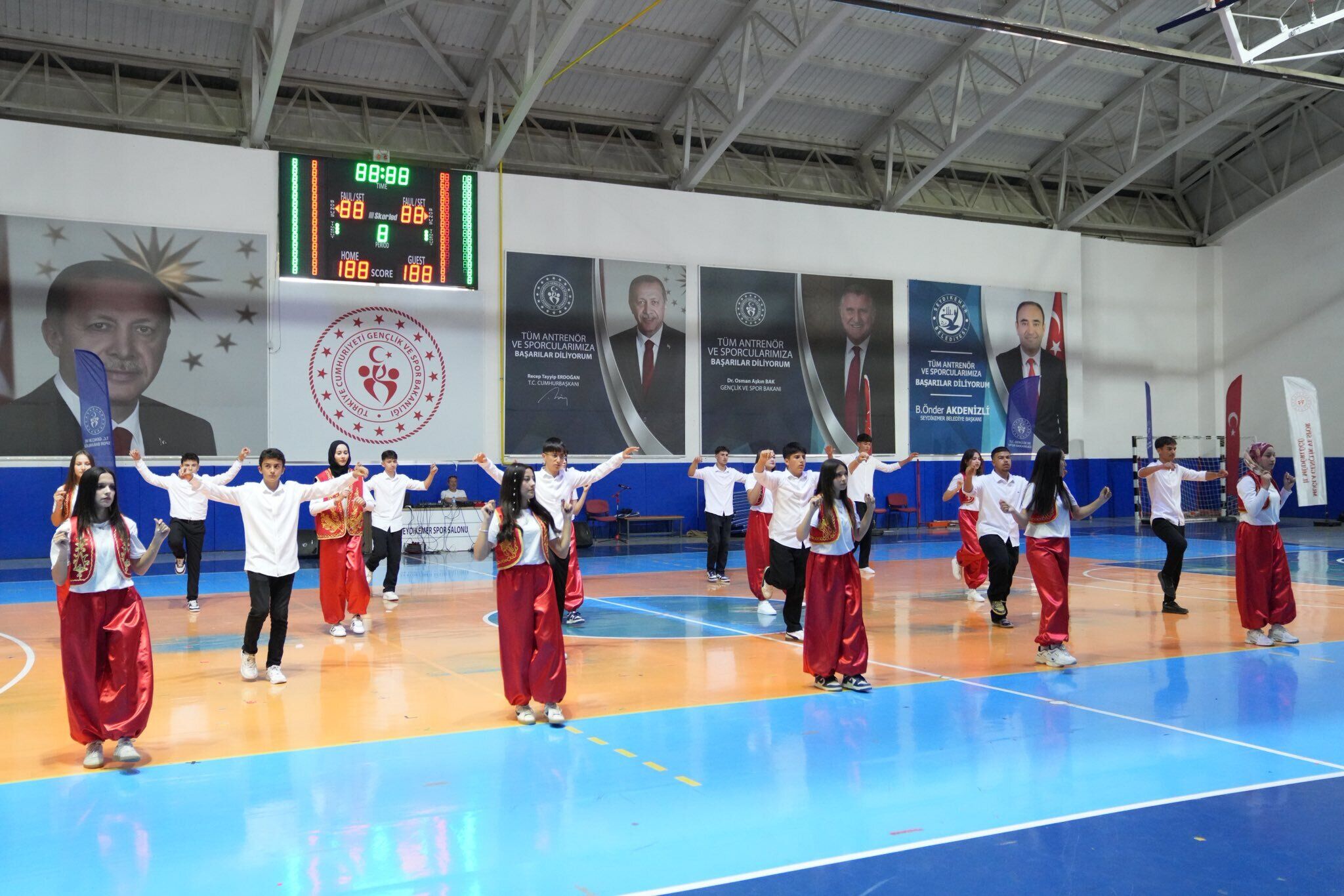 Seydikemer’de Kapalı Spor Salonu’nda 19 Mayıs Coşkusu