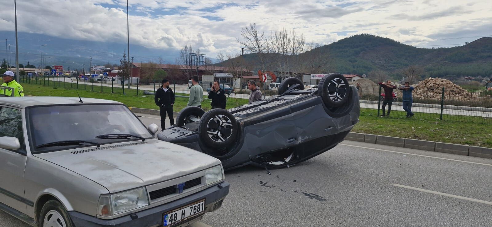 Seydikemer’de Kaza: İki Araç Takla Attı