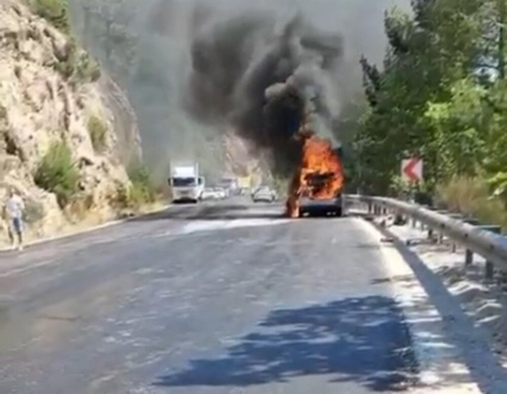 Seydikemer'de Seyir Halindeki Otomobil Alev Aldı