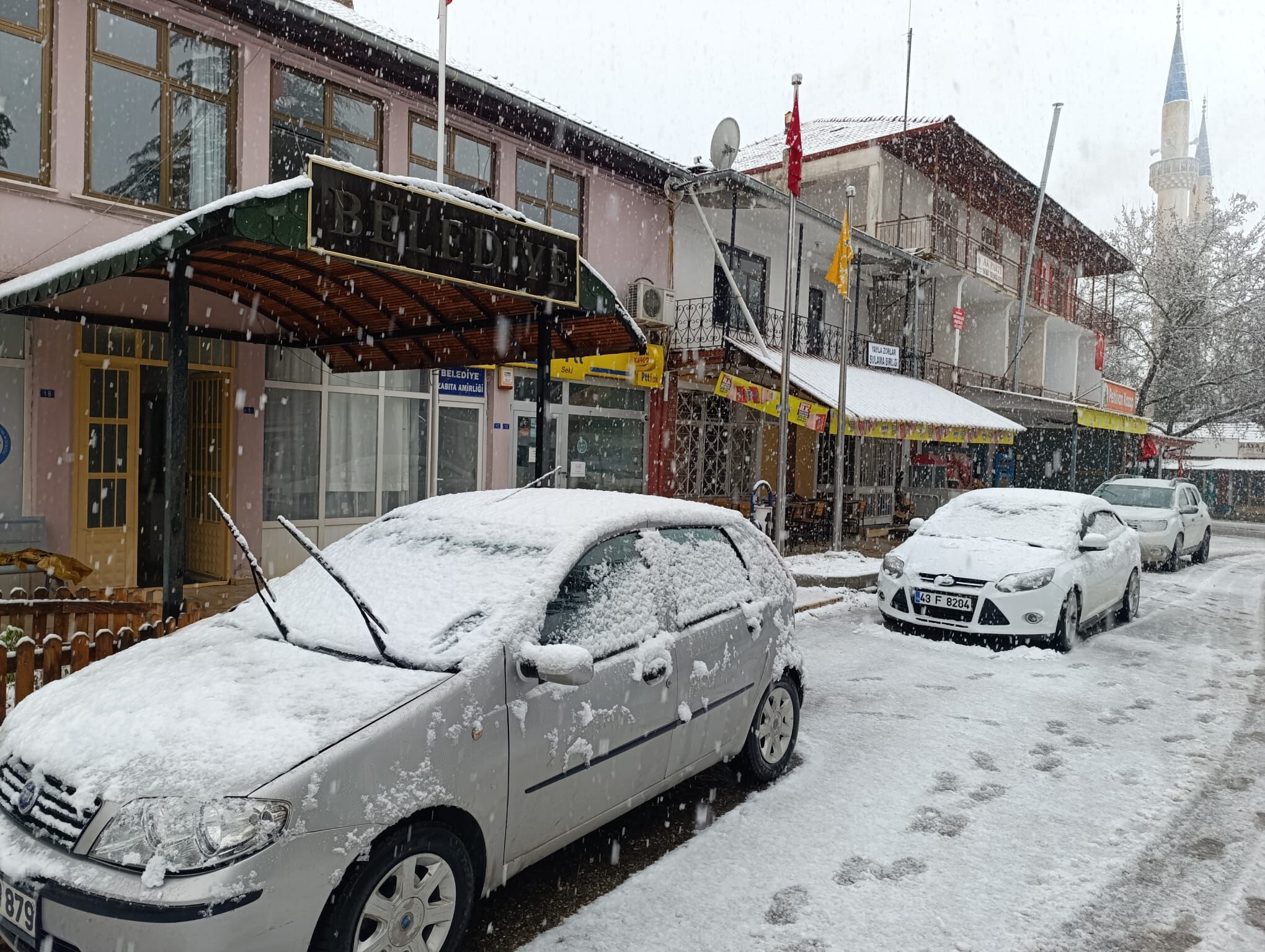 Seydikemer'e Mevsimin İlk Karı Yağdı