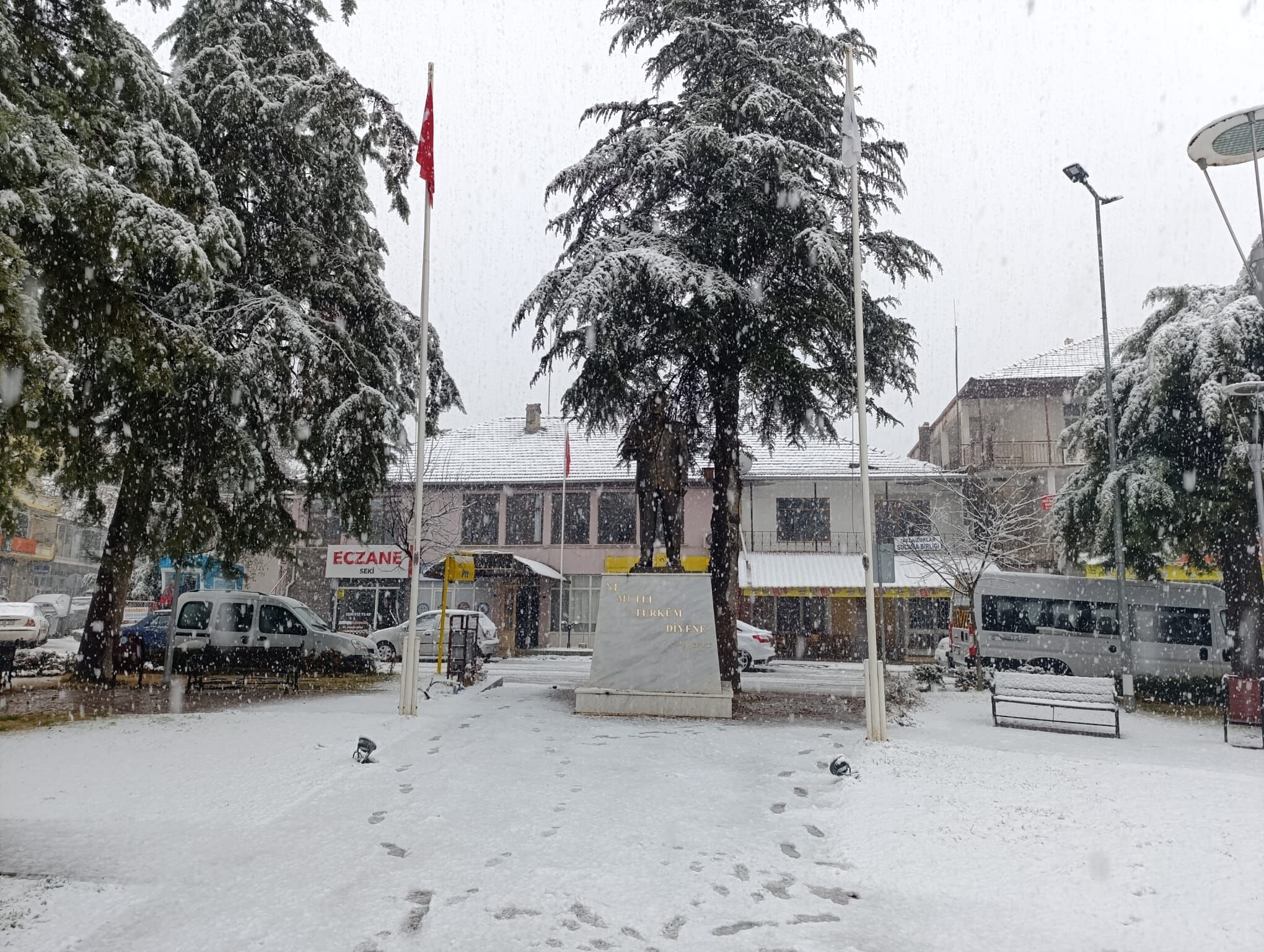 Seydikemer'e Mevsimin İlk Karı Yağdı