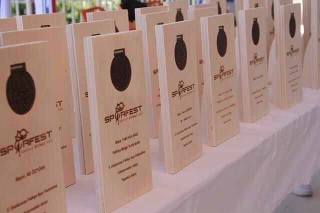 Sporfest’te Katkı Sunanlara Plaket Verildi