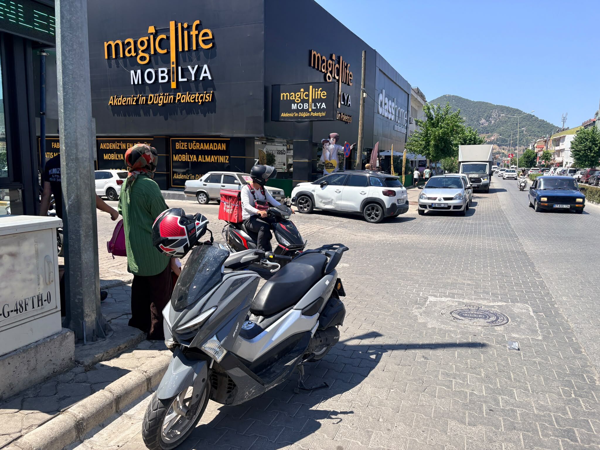 Süleyman Demirel Bulvarı'nda Otomobil İle Motosiklet Çarpıştı