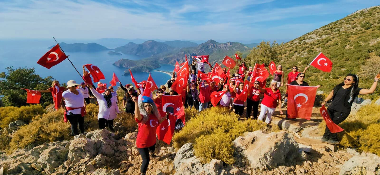 Tabiat Kadınları, Türk Bayraklarıyla Yürüdü