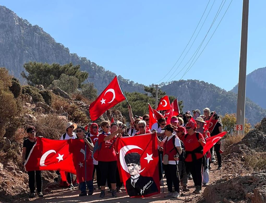 Tabiat Kadınları, Türk Bayraklarıyla Yürüdü