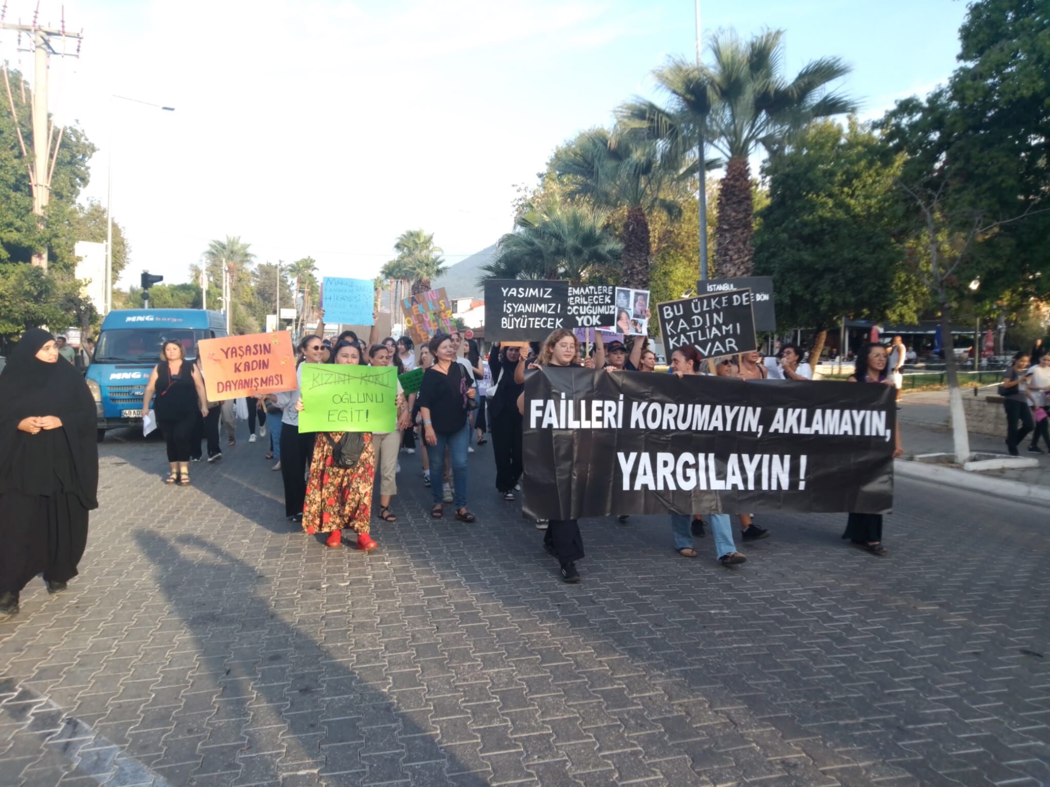 ‘Cinsel İstismar Ve Cinayete Dur’ Demek İçin Yürüdüler