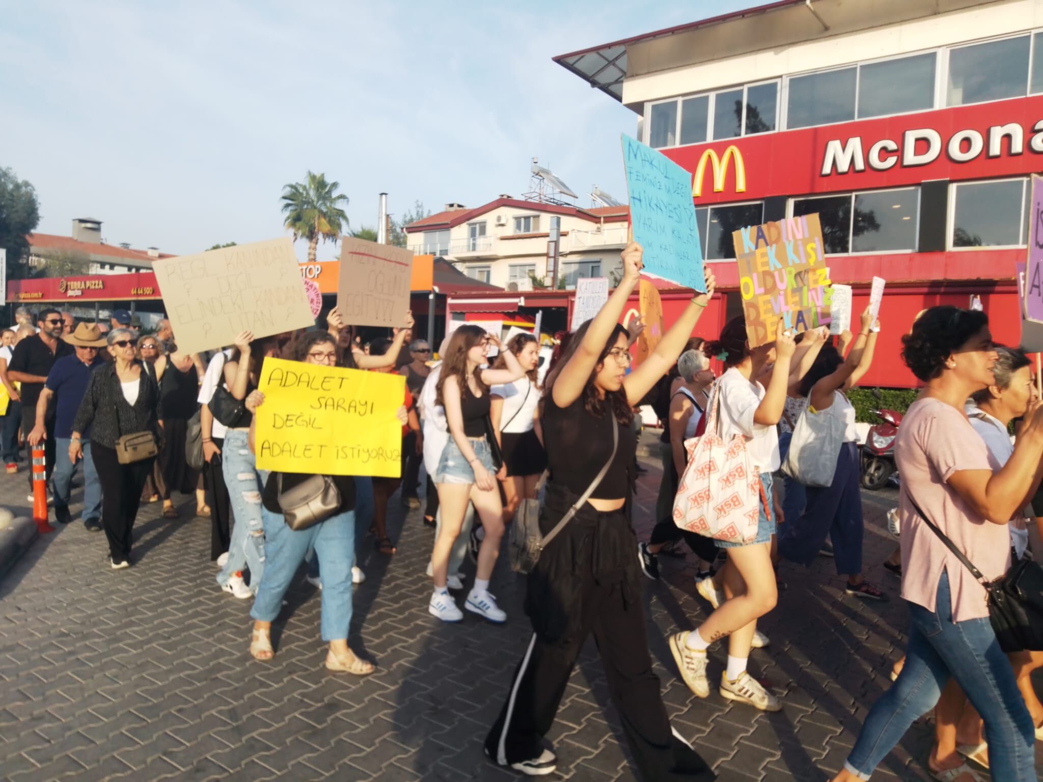 ‘Cinsel İstismar Ve Cinayete Dur’ Demek İçin Yürüdüler