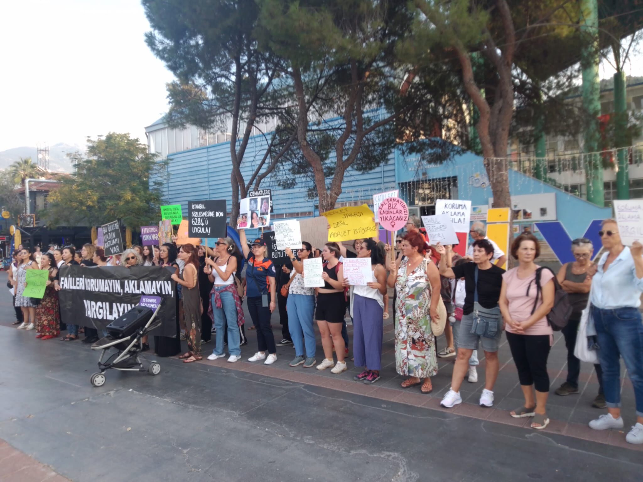 ‘Cinsel İstismar Ve Cinayete Dur’ Demek İçin Yürüdüler