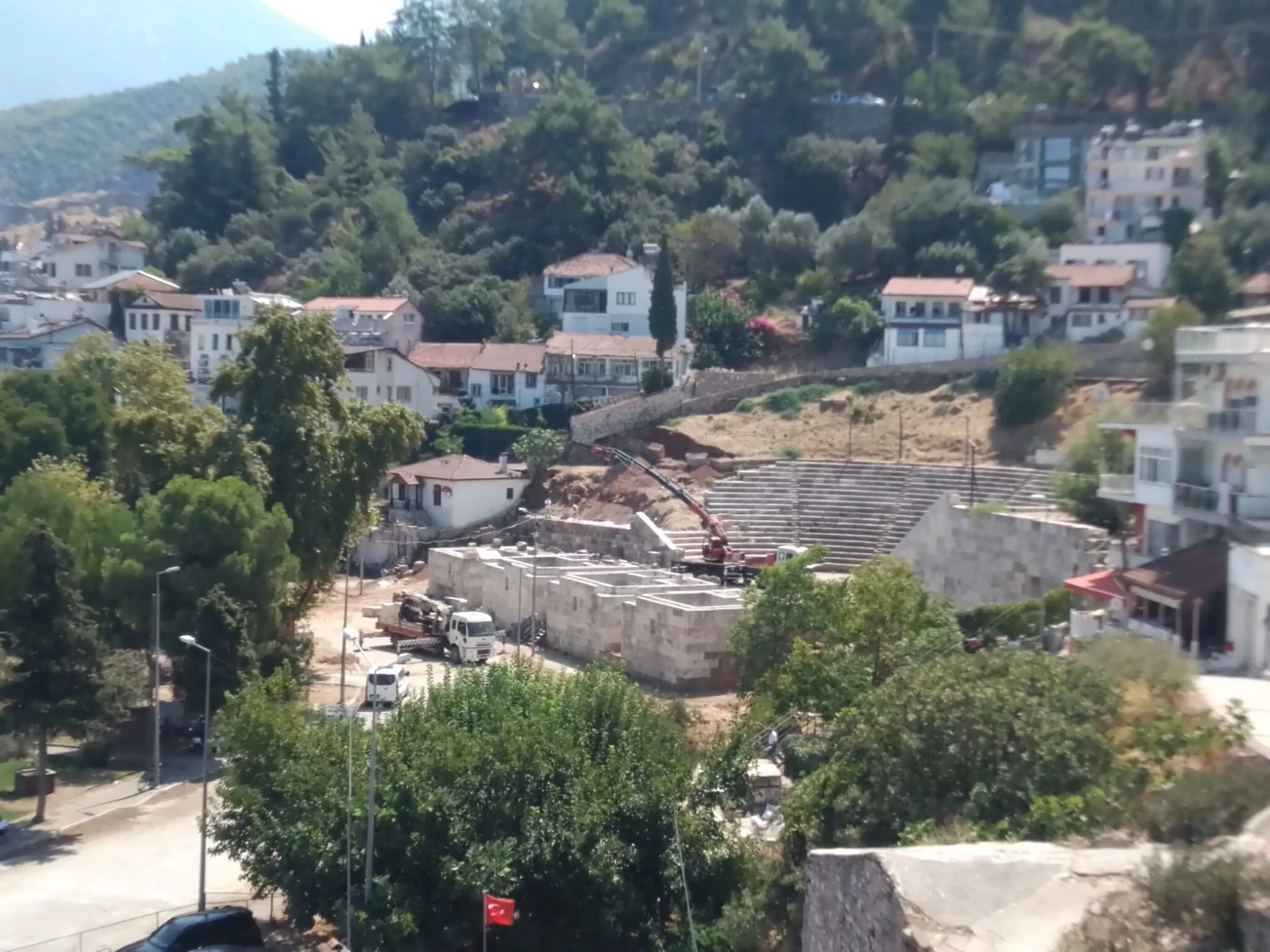 Telmessos Antik Tiyatrosu’nda 40 Derece Sıcaklıkta Restorasyon Çalışmaları Yapılıyor