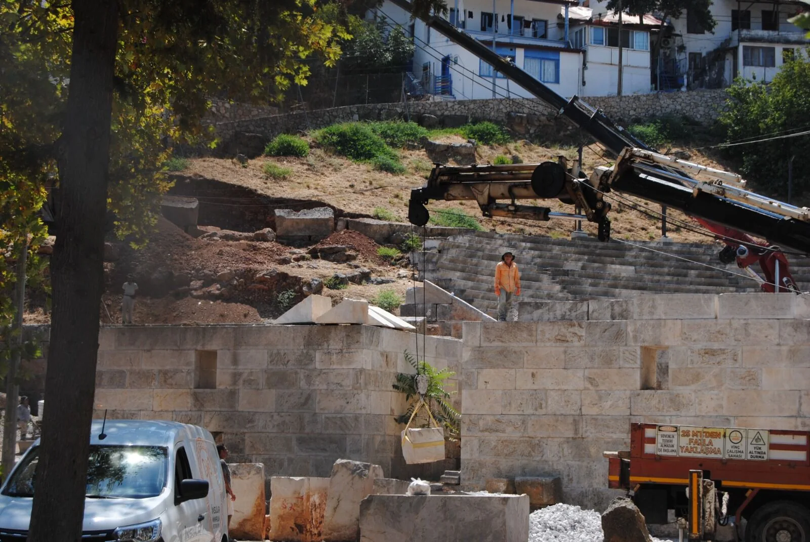 Telmessos Antik Tiyatrosu’nda 40 Derece Sıcaklıkta Restorasyon Çalışmaları Yapılıyor