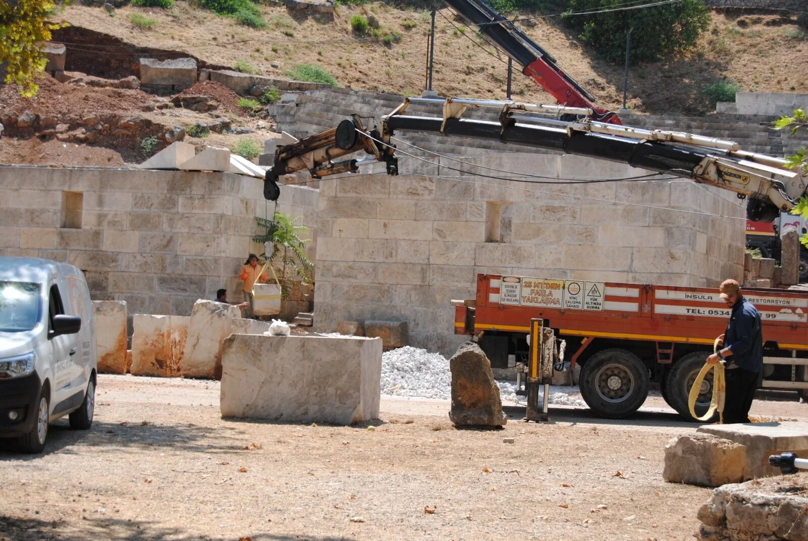 Telmessos Antik Tiyatrosu’nda 40 Derece Sıcaklıkta Restorasyon Çalışmaları Yapılıyor