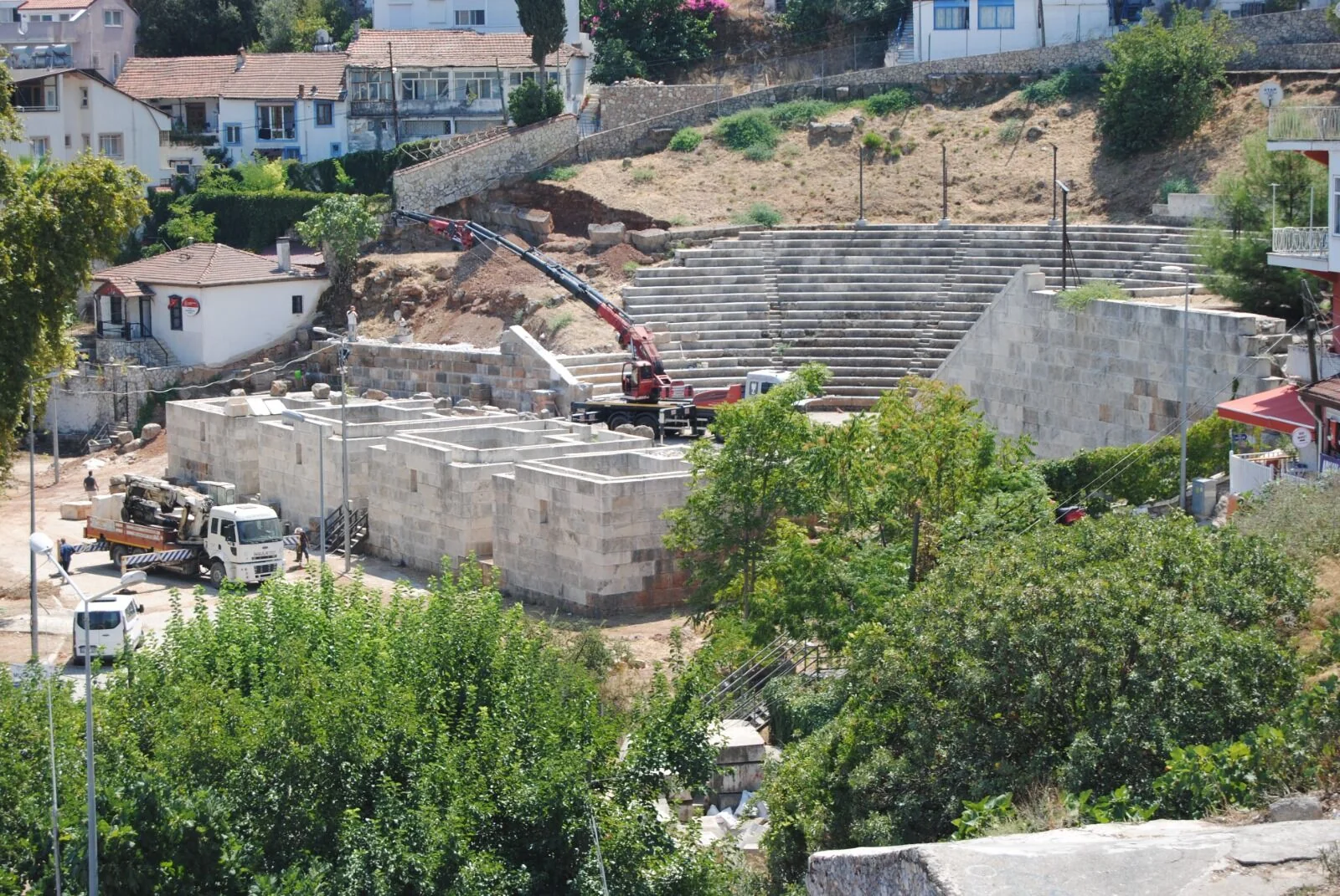 Telmessos Antik Tiyatrosu’nda 40 Derece Sıcaklıkta Restorasyon Çalışmaları Yapılıyor