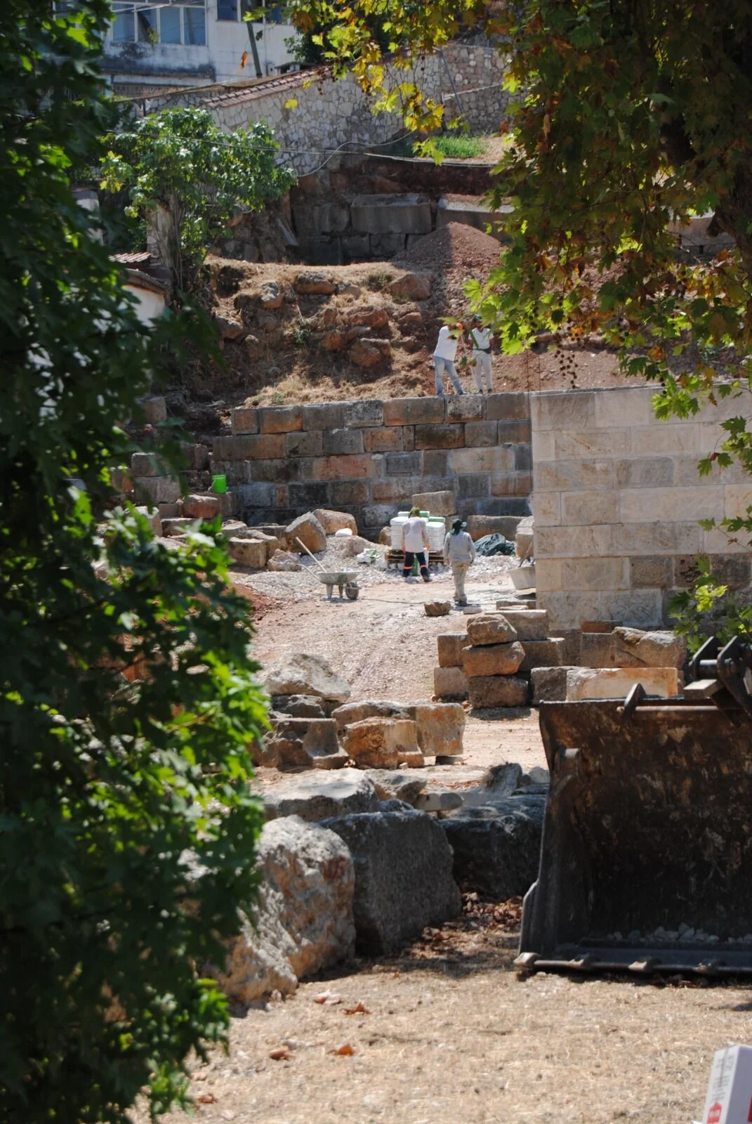 Telmessos Antik Tiyatrosu’nda 40 Derece Sıcaklıkta Restorasyon Çalışmaları Yapılıyor