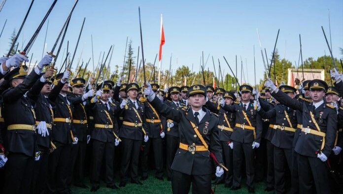 Topçu, “Mustafa Kemal’in Askerleriyiz!”