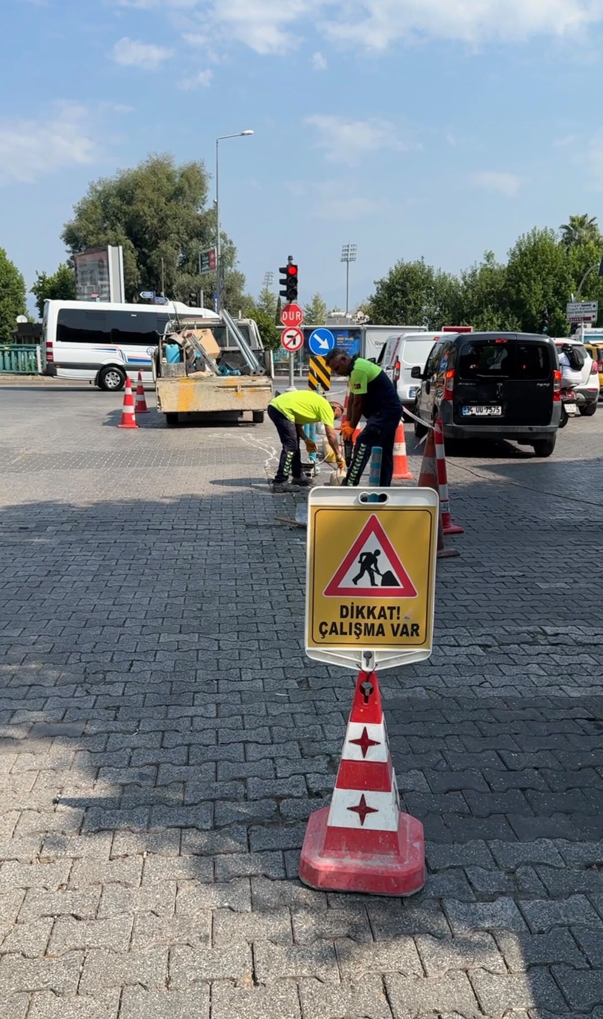 Trafik Işıklarında Bekleyen Araçların Arasından Geçişe Son