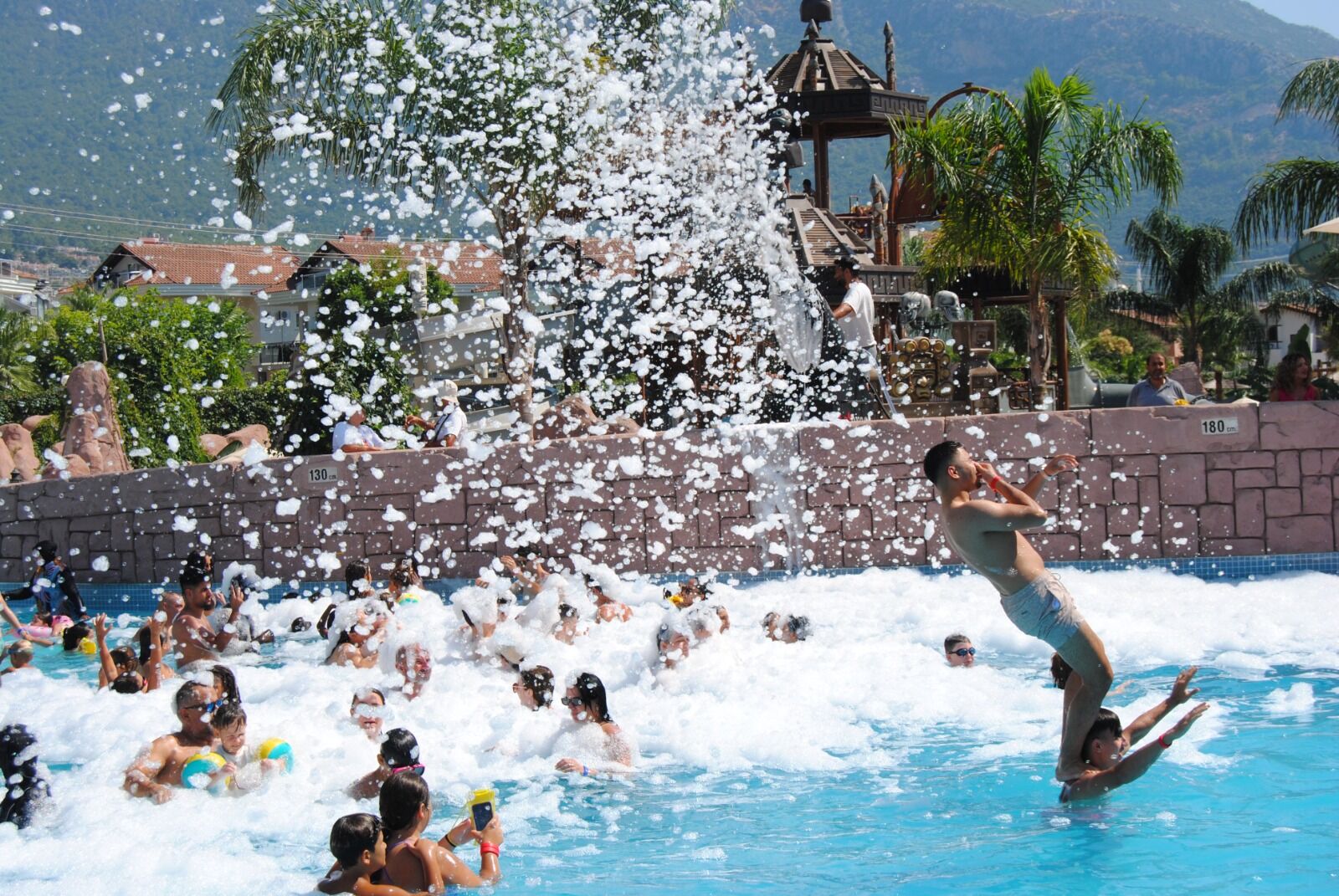 Turistler Orka Tema Park'ta Eğlencenin Tadını Çıkardılar