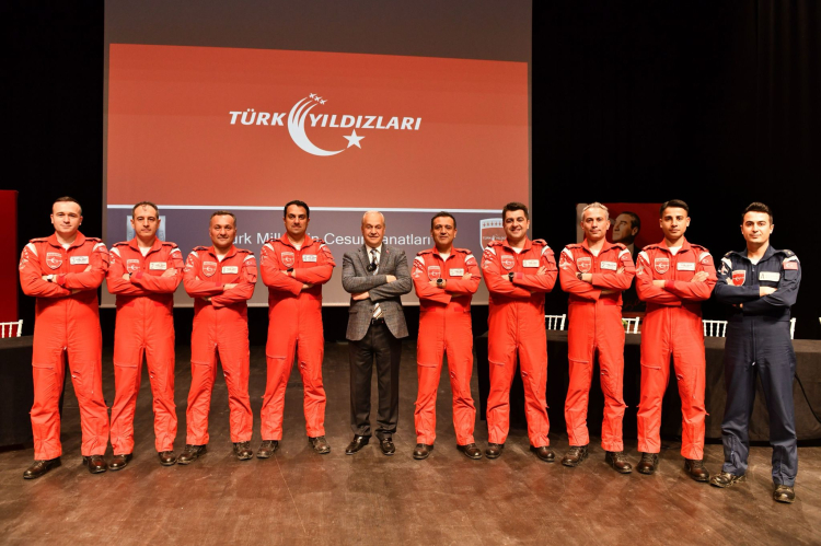 Türk Yıldızları Bursa'da Gençlerle Buluştu: Havacılık Kariyerine İlham Verdiler