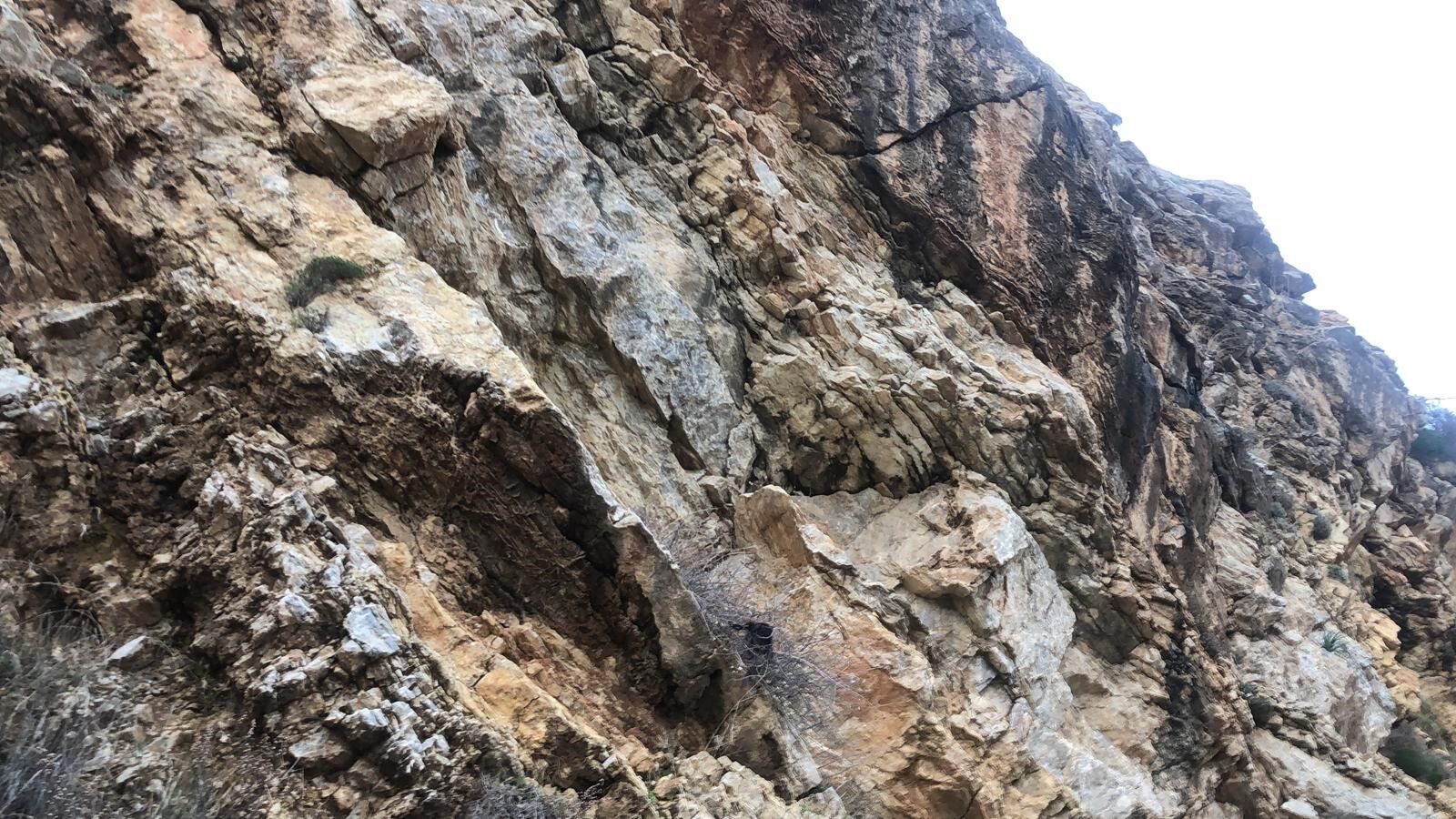 Uçurumdan Atlayan Kadın Hayatını Kaybetti