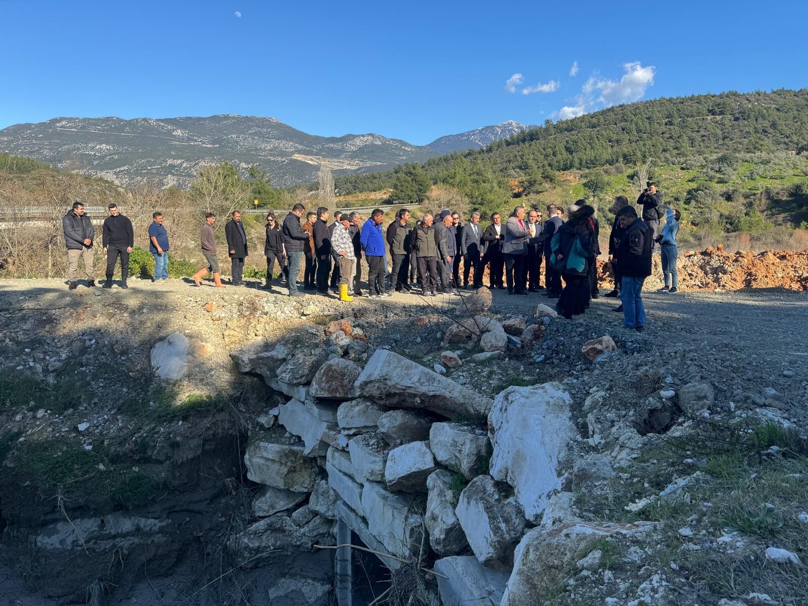 Vali Akbıyık, Seydikemer’de Selden Etkilenen Çiftçilerle Bir Araya Geldi