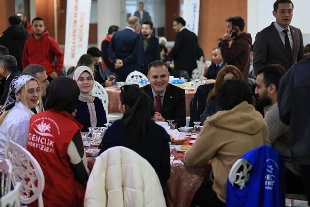 Vali Akbıyık, Gençlerle İftar Programında Buluştu