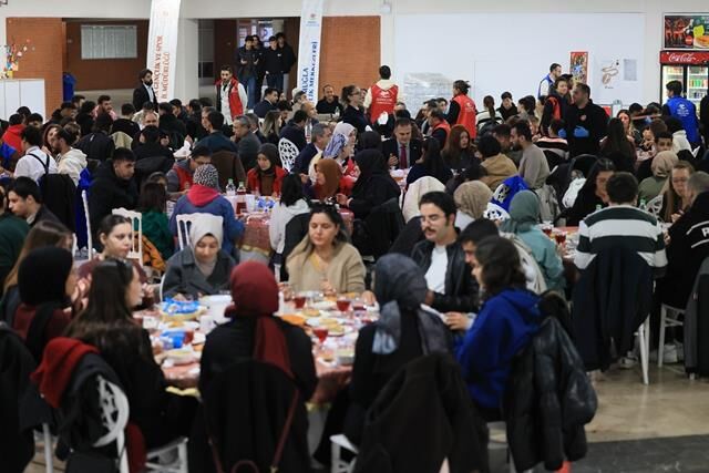 Vali Akbıyık, Gençlerle İftar Programında Buluştu