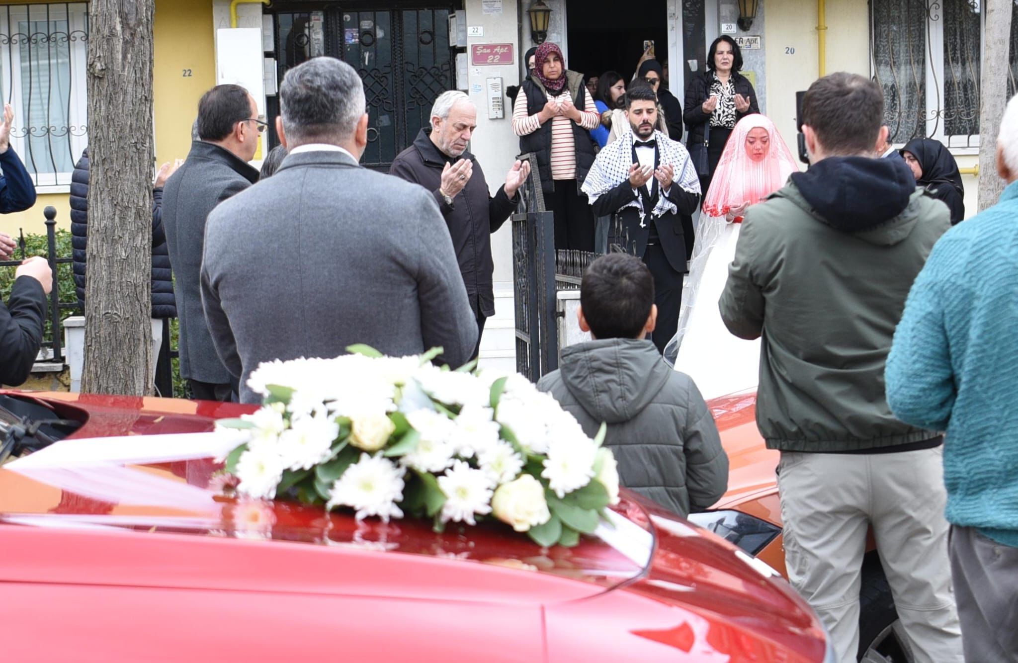 Vali Akbıyık, Makam Aracı TOGG'u Gazze'li Damada Gelin Arabası Olarak Tahsis Etti
