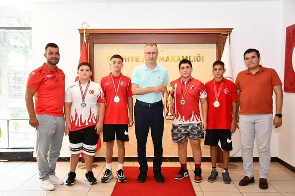 Fethiye'nin Şampiyon Güreş Takımı, Kaymakam Ertaş'ı Ziyaret Etti
