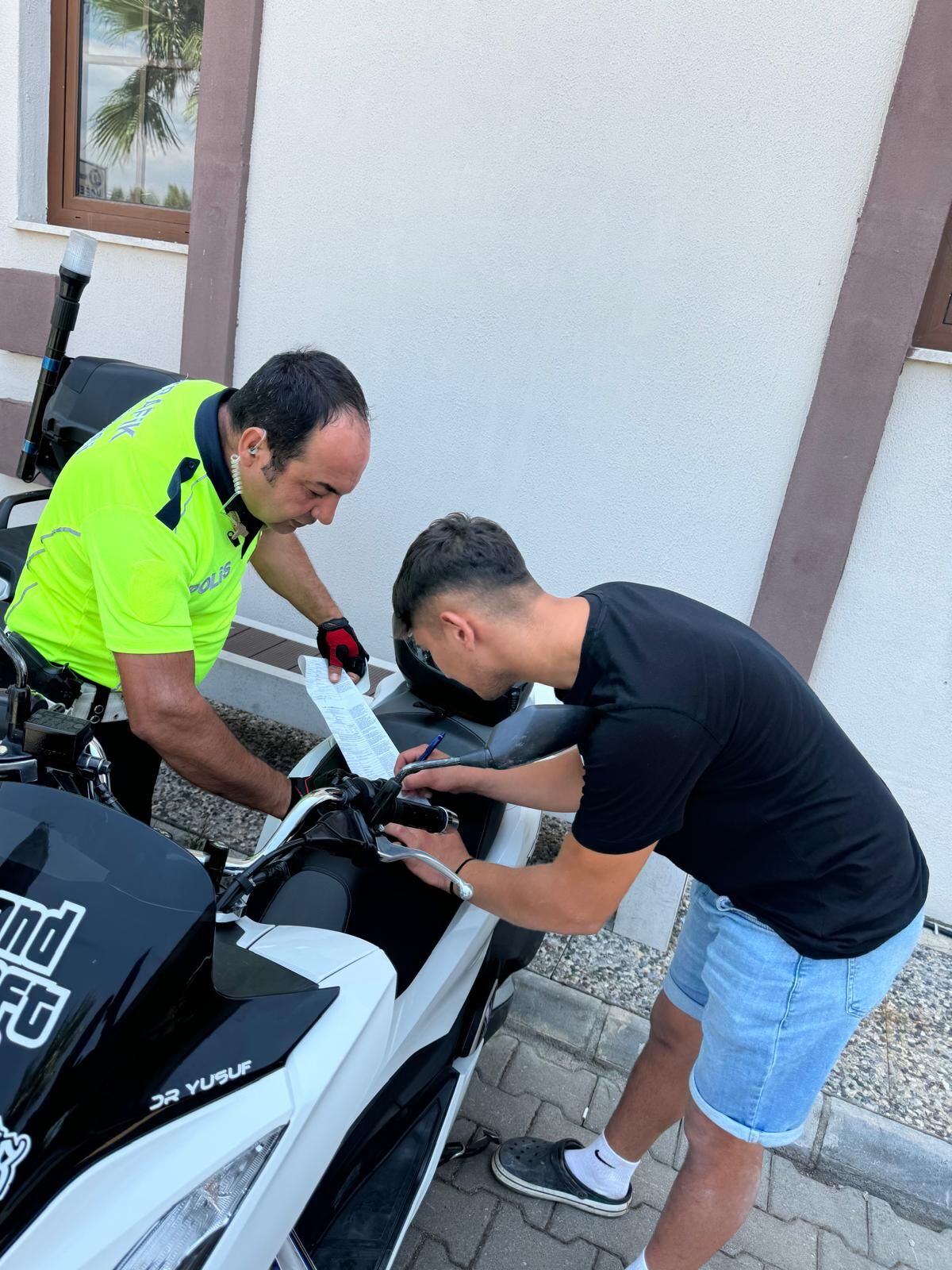 Motosiklet Üzerinde Tehlikeli Hareketlerde Bulunan Sürücüye Ceza Yağdı