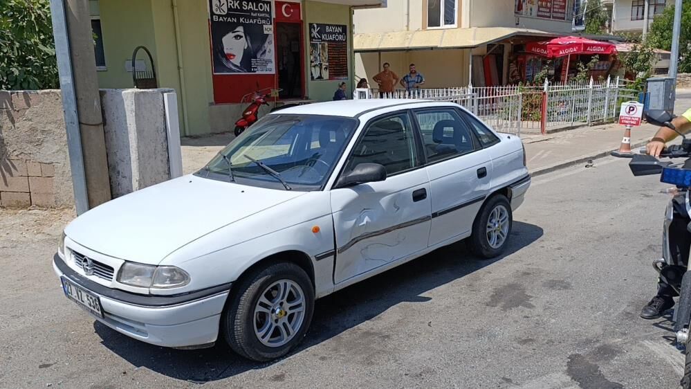 Antalya'da Kazada 3 Kişi Yaralanırken, Tofaş Şahin Hurdaya Döndü