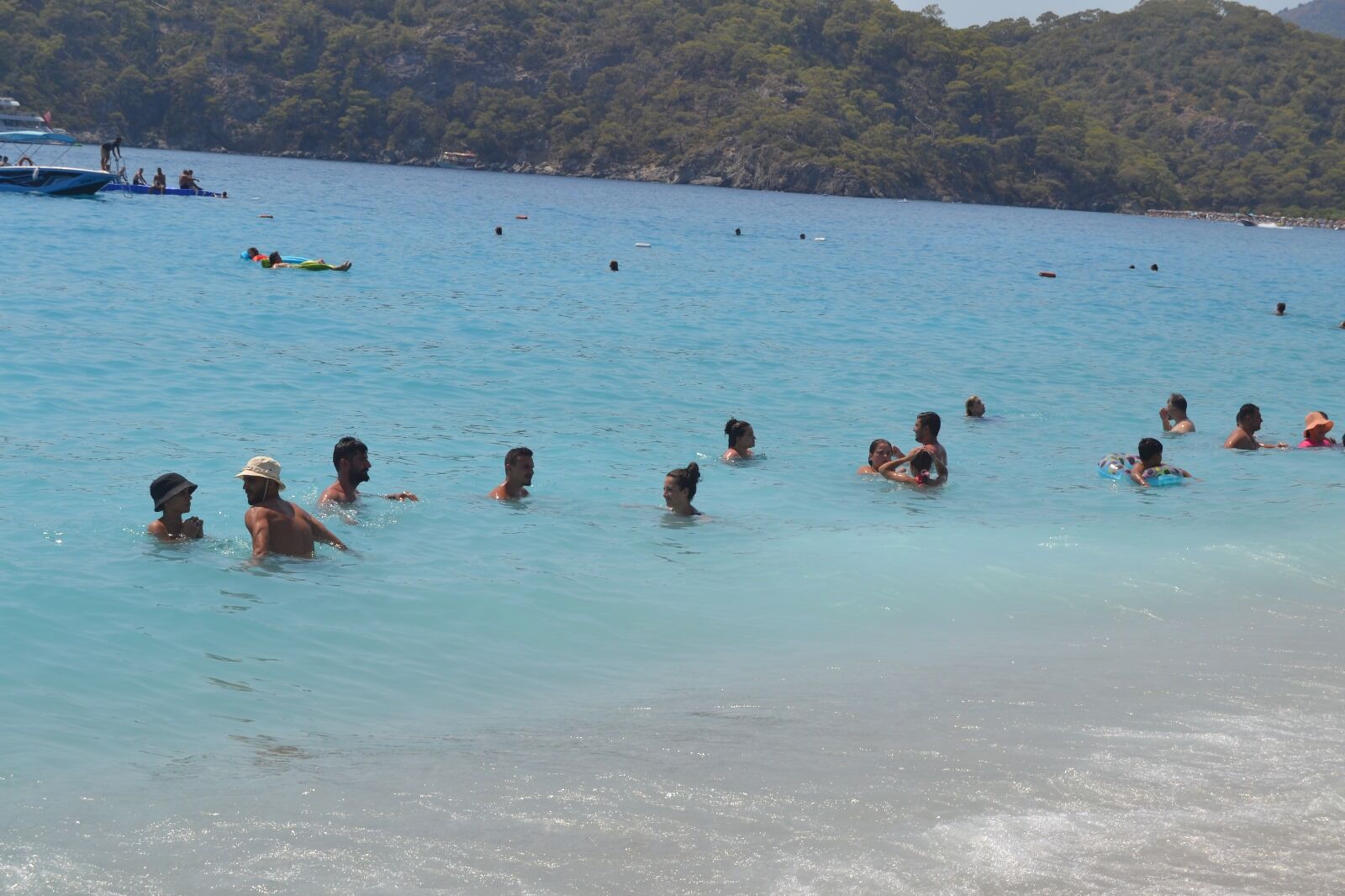Ölüdeniz’e Tatilci Akını, Uzun Araç Kuyruğu Oluştu