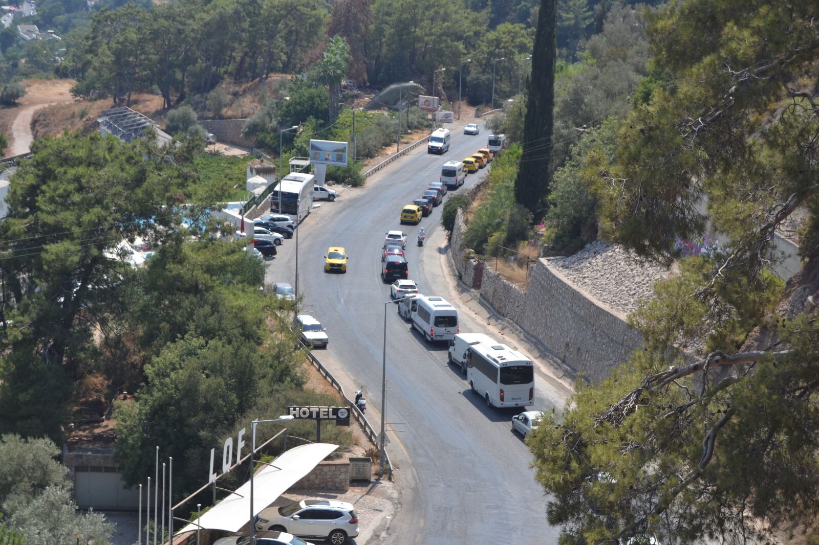 Ölüdeniz’e Tatilci Akını, Uzun Araç Kuyruğu Oluştu