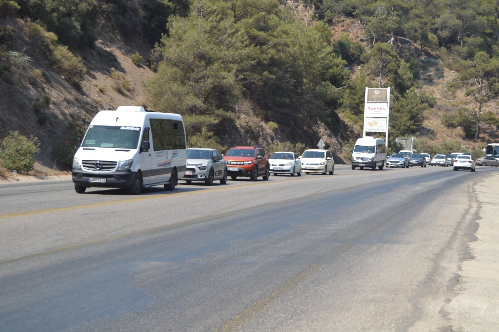 Ölüdeniz’e Tatilci Akını, Uzun Araç Kuyruğu Oluştu