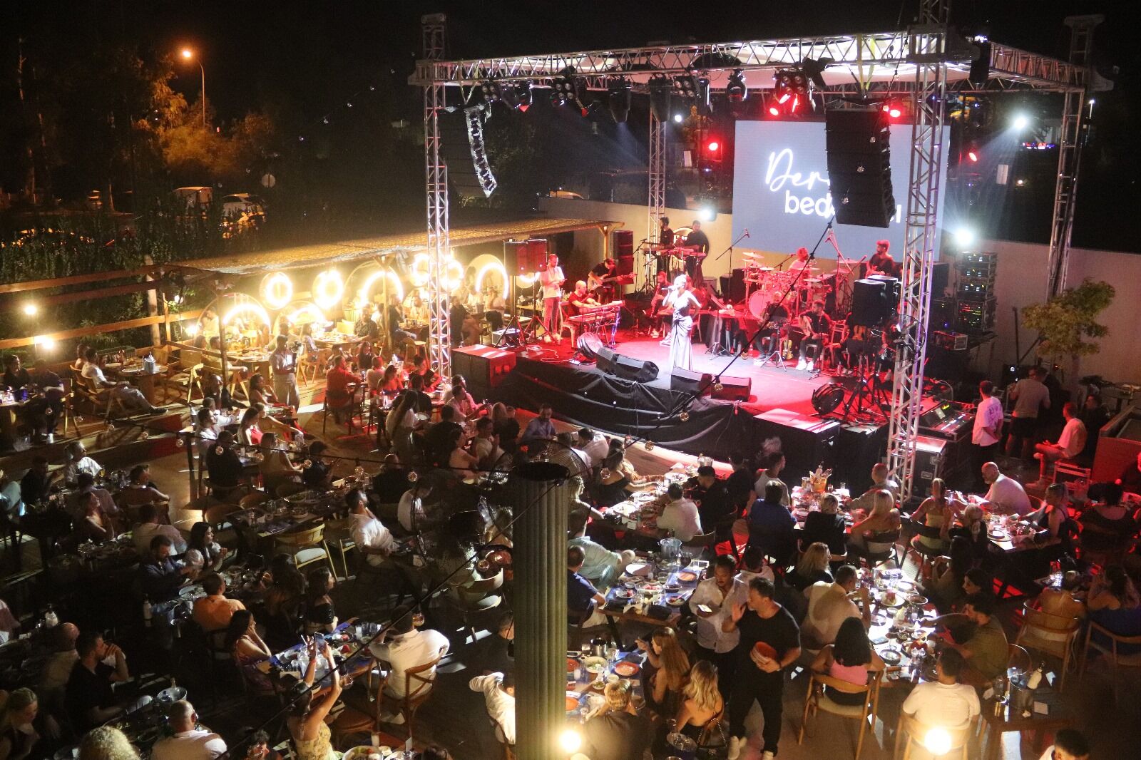 Derya Bedavacı, Hayal Kahvesi'nde Unutulmaz Bir Gece Yaşattı