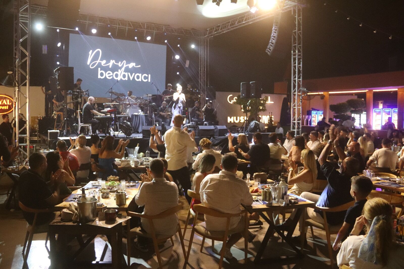 Derya Bedavacı, Hayal Kahvesi'nde Unutulmaz Bir Gece Yaşattı