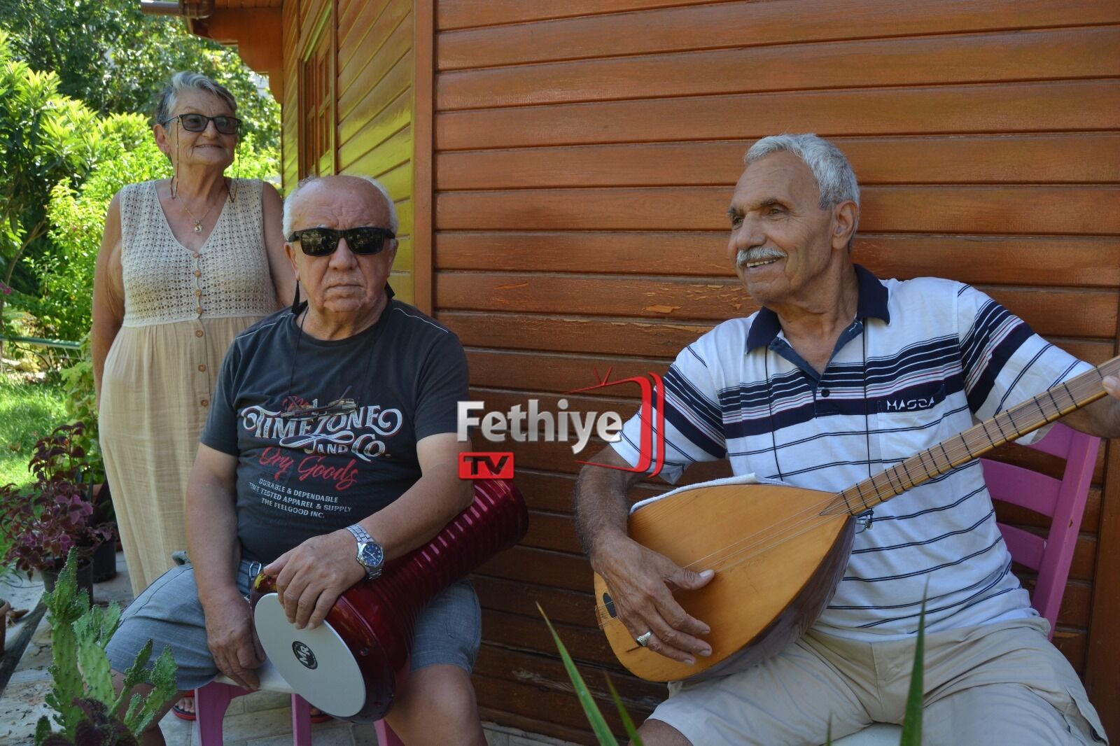 Fethiye Huzurevinde Dev Salatalık Yetiştirdi