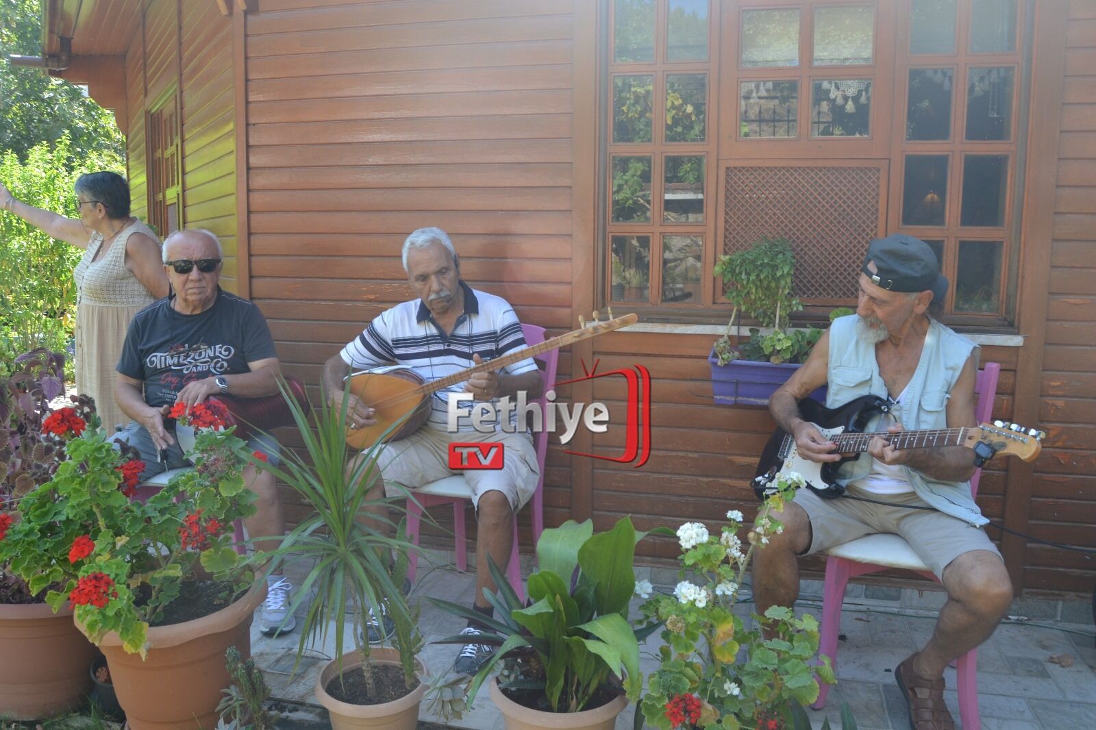 Fethiye Huzurevinde Dev Salatalık Yetiştirdi
