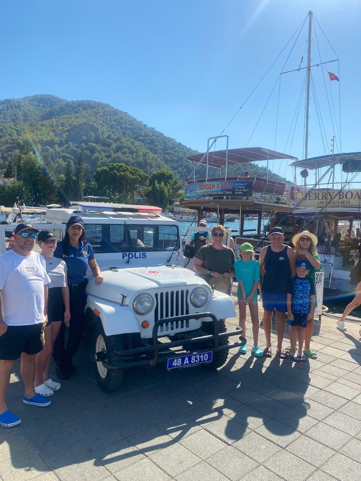 Fethiye’de Turizm Polisinin 70 Yıllık Nostaljik Jeepine Turistlerden Büyük İlgi