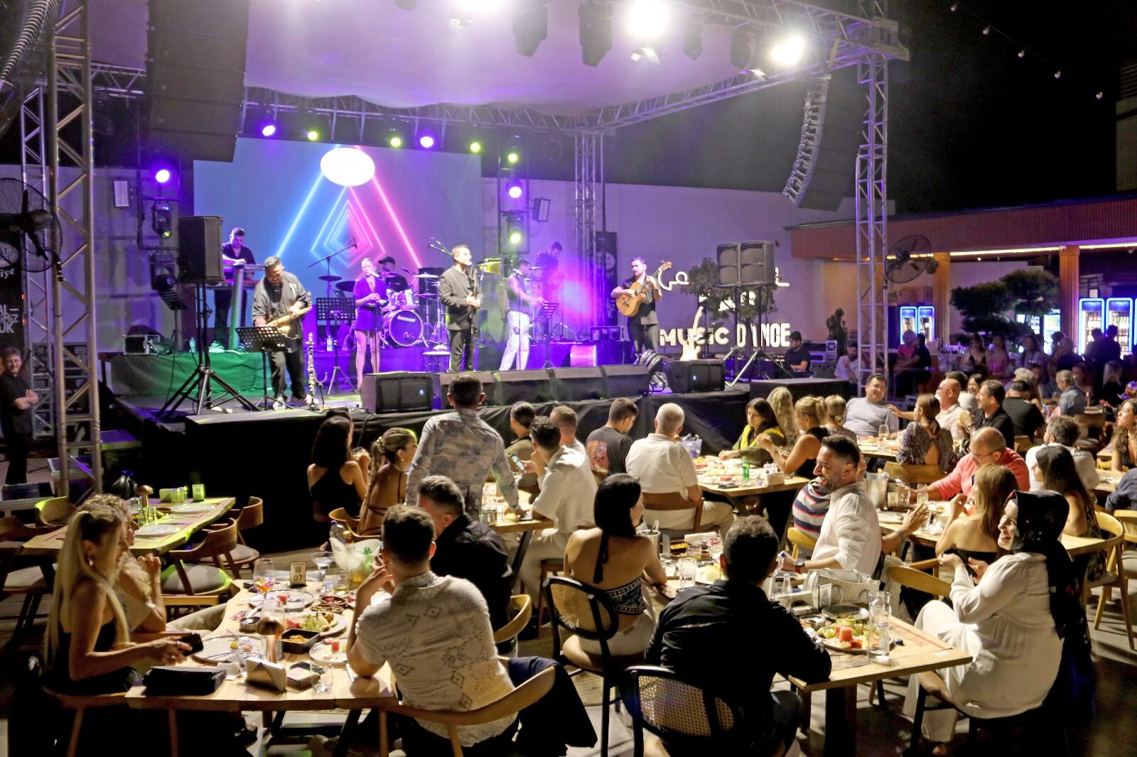 Rafet El Roman, Hayal Kahvesi'nde Unutulmaz Bir Gece Yaşattı