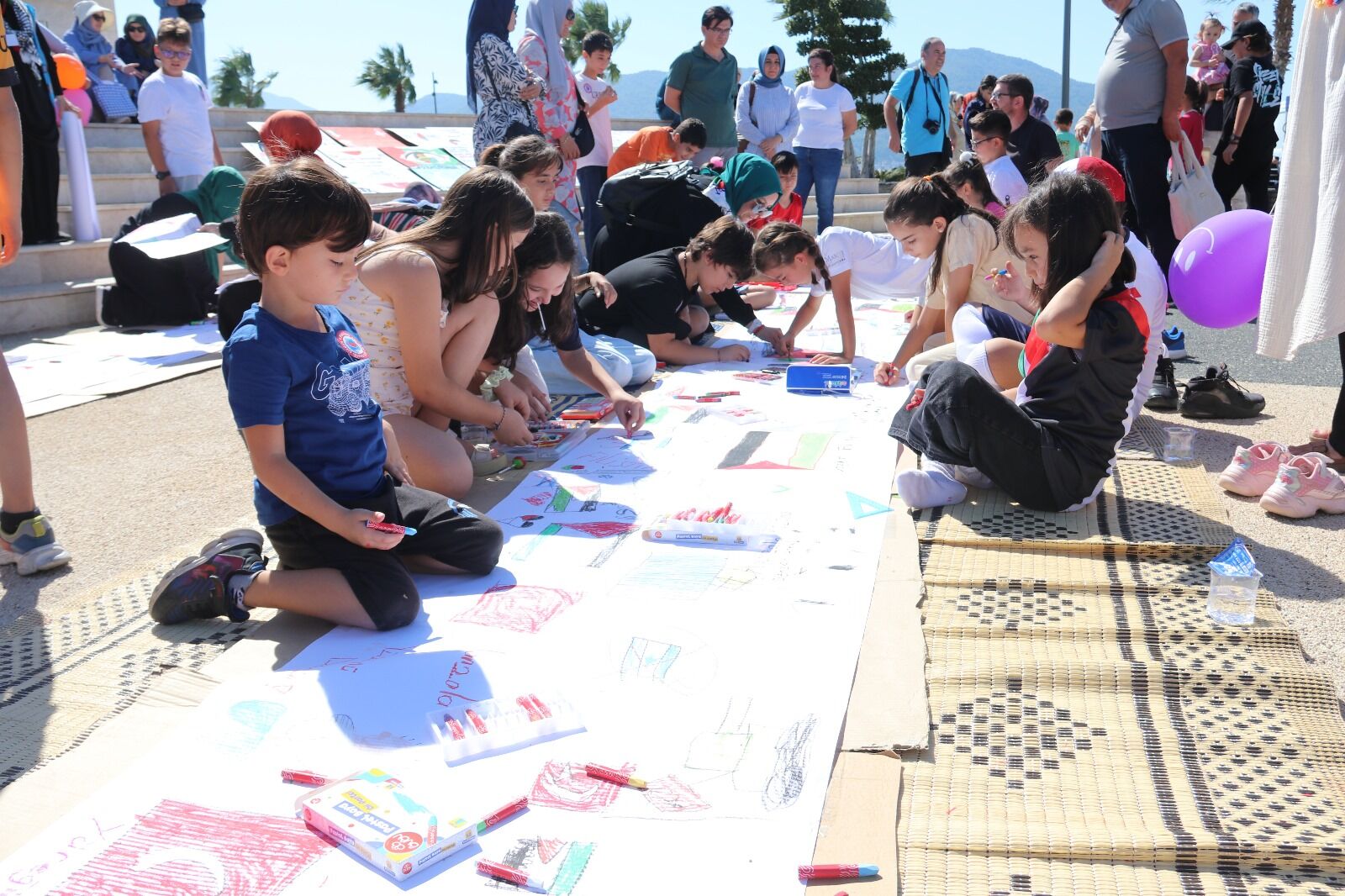 Fethiye’de “Filistinli Çocuklar İçin Çiz”diler