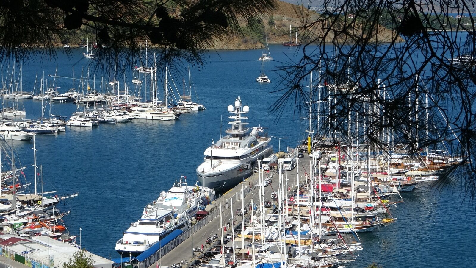 Fethiye’de "Cloudbreak" İsimli Mega Yat 65 Ton Yakıt Aldı