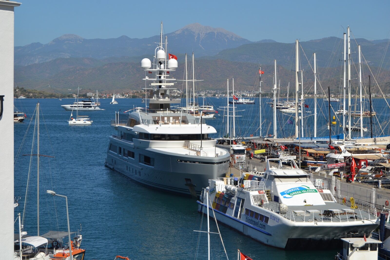 Fethiye’de "Cloudbreak" İsimli Mega Yat 65 Ton Yakıt Aldı