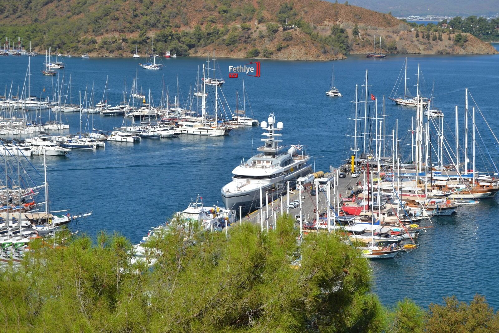 Fethiye’de "Cloudbreak" İsimli Mega Yat 65 Ton Yakıt Aldı