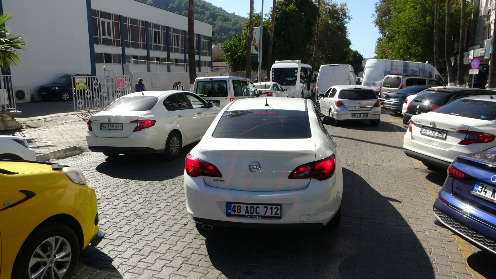 Fethiye'de Çift Sıra Parklar Trafiği Felç Ediyor