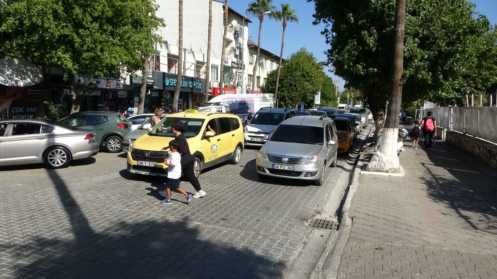 Fethiye'de Çift Sıra Parklar Trafiği Felç Ediyor