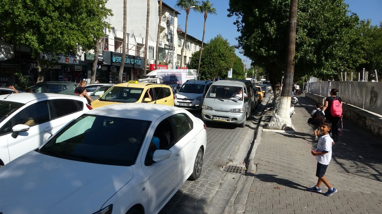 Fethiye'de Çift Sıra Parklar Trafiği Felç Ediyor